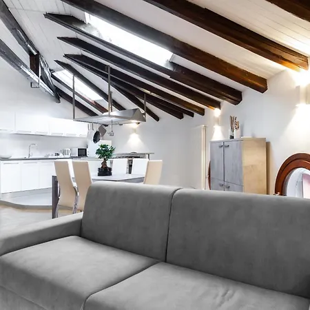 Attic Floor Venice דירה *